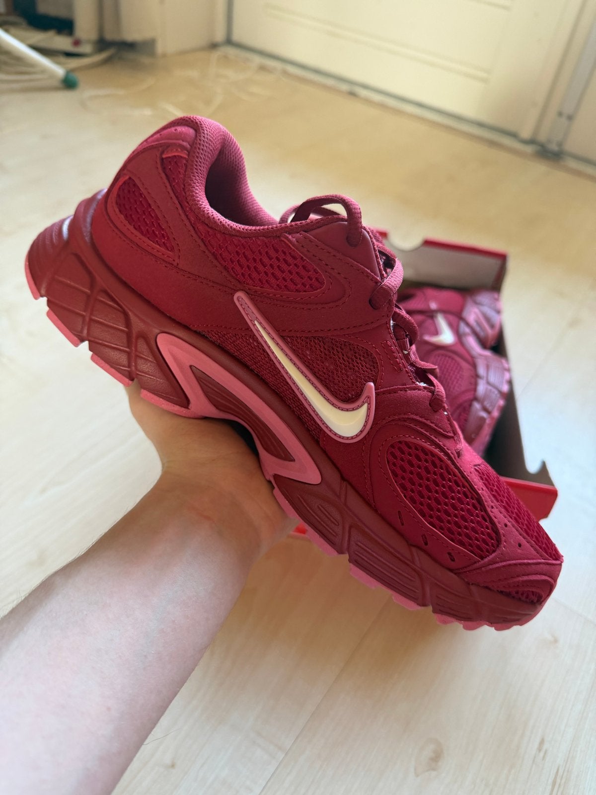 Nike V5 RNR Team Crimson/Soft Pearl Peony - Maat 42, Ophalen, Nieuw, Sneakers of Gympen, Rood