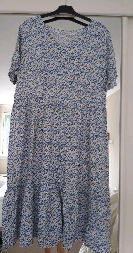 Gebloemde jurk maat 46, Ophalen of Verzenden, Zo goed als nieuw, Maat 46/48 (XL) of groter, Onder de knie