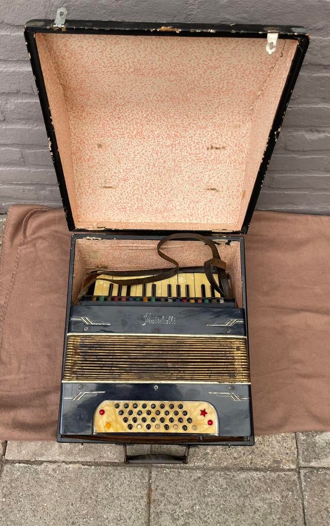 vintage Huischelli accordeon Met koffer, Muziek en Instrumenten, Accordeons, Gebruikt, 32-bas, Toetsaccordeon, Met koffer