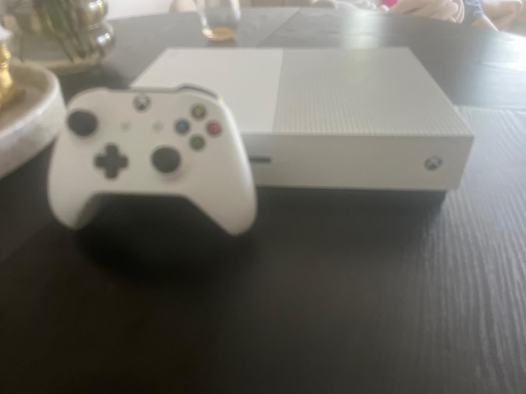 Stille Xbox One S met controller, Spelcomputers en Games, Spelcomputers | Xbox One, Ophalen, 500 GB, Xbox One S, Zo goed als nieuw