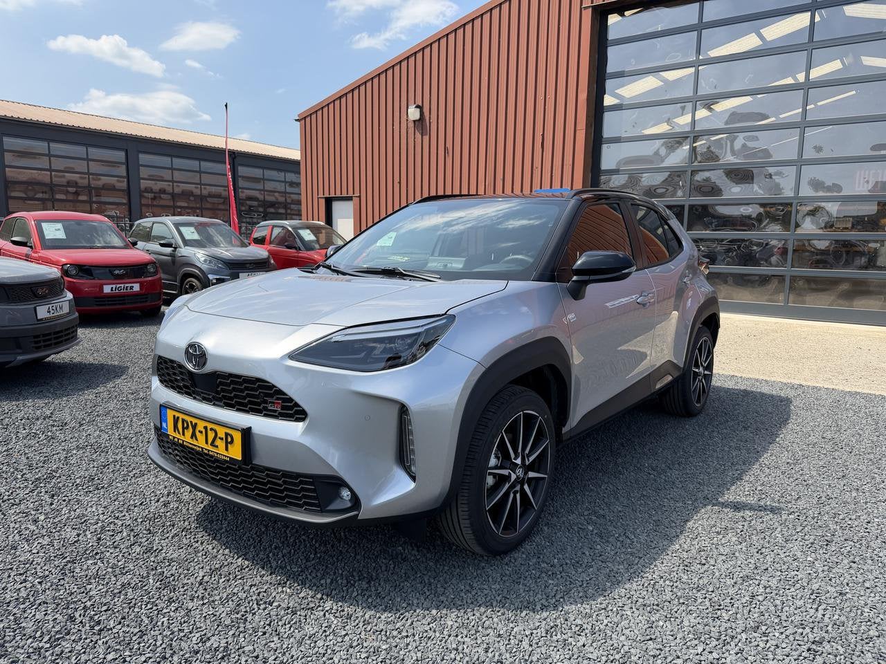 Toyota Yaris Cross HEV 1.5 130PK GR SPORT (bj 2026), Auto's, Metallic lak, Gebruikt, Zwart, Met garantie (alle)