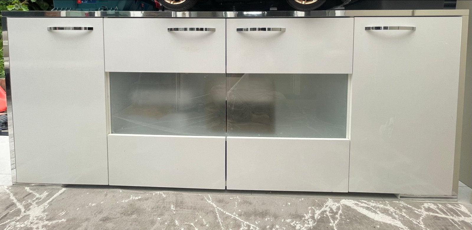 Moderne witte dressoir met glazen accenten, Huis en Inrichting, Kasten | Dressoirs, Ophalen, Met plank(en), Gebruikt, 150 tot 200 cm