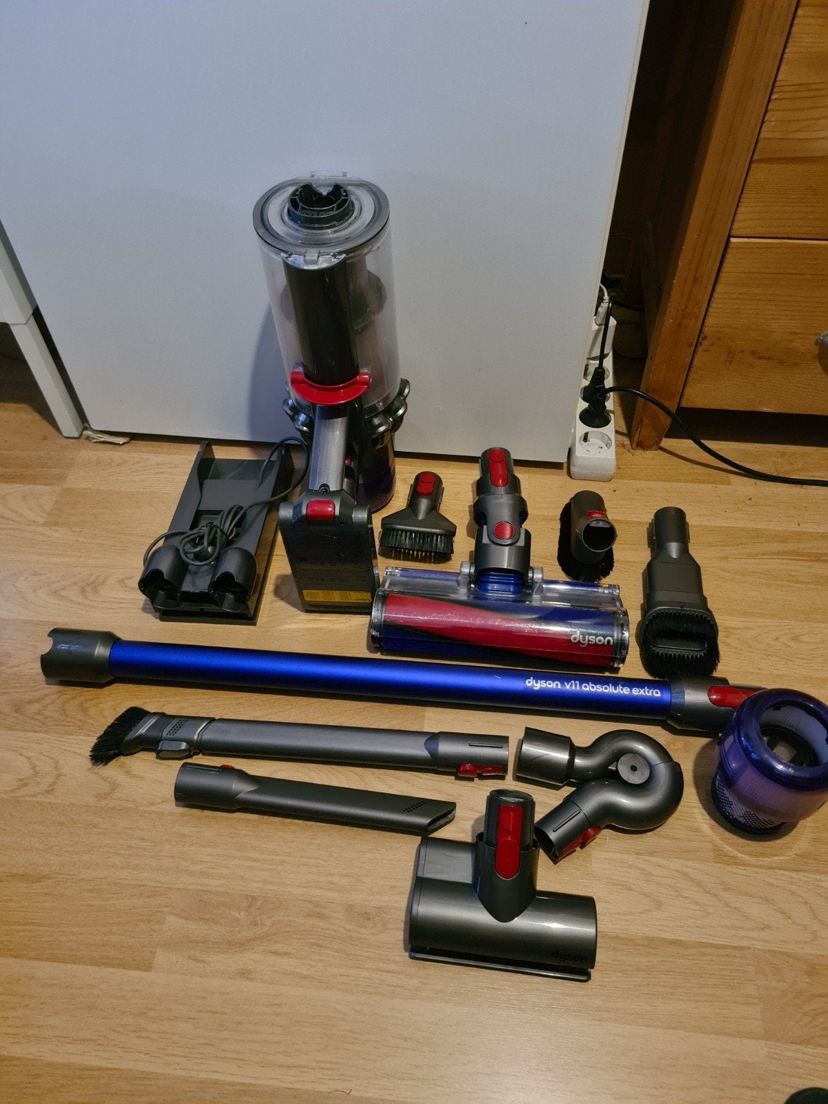 Dyson V11 Absolute Extra plus Veel Accessoires, Witgoed en Apparatuur, Stofzuigers, Ophalen, Kruimeldief, Draadloos, Zo goed als nieuw
