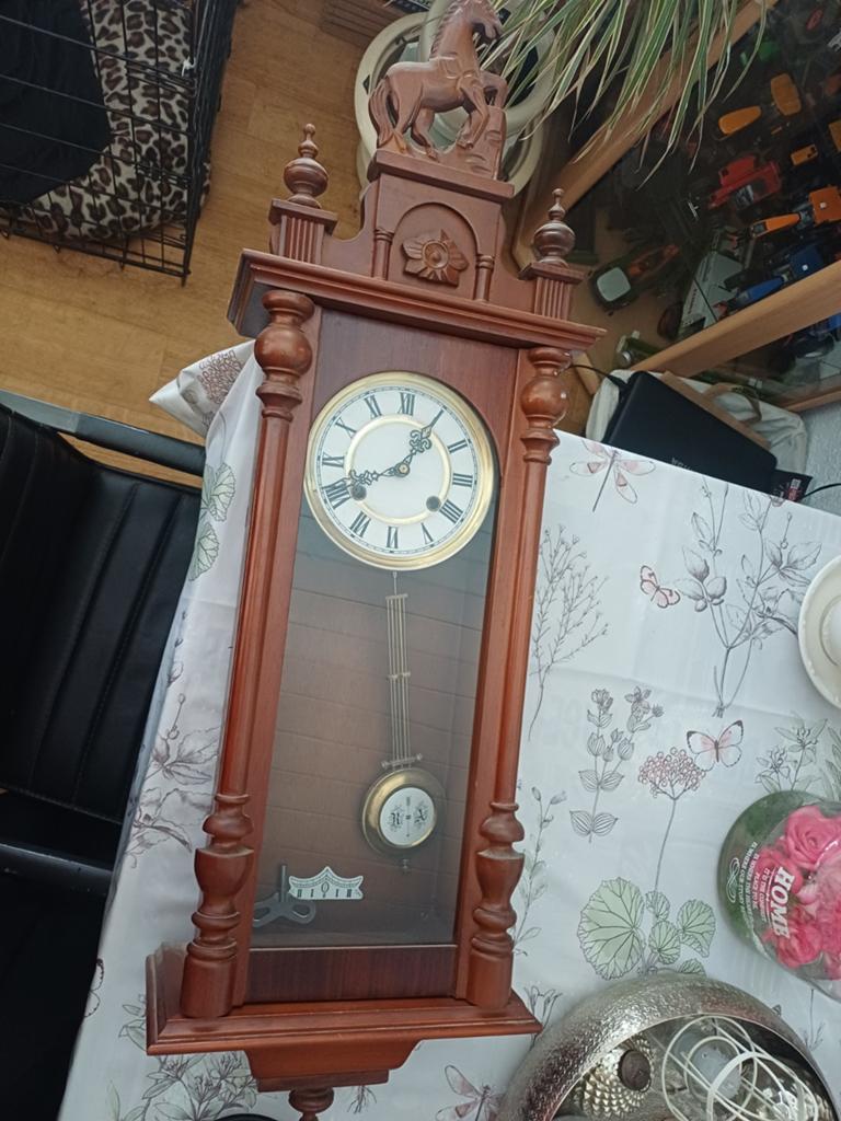 Mooie houten wandklok met opwindsleutel, Ophalen