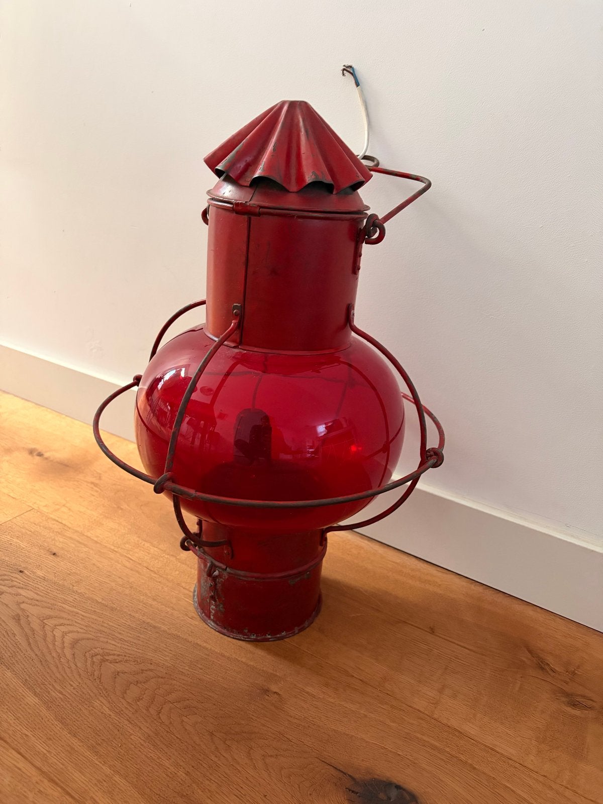 Antieke rode scheepslantaarn geverfd koper met rood bolglas, Ophalen