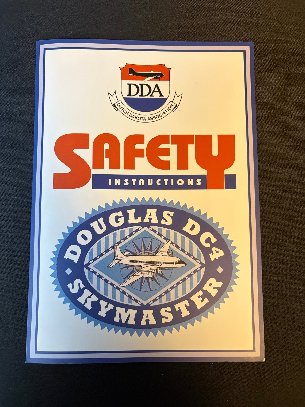 Safetycard Dutch Dakota Association Douglas DC-4 Skymaster, Verzamelen, Luchtvaart en Vliegtuigspotten, Ophalen of Verzenden, Gebruikt