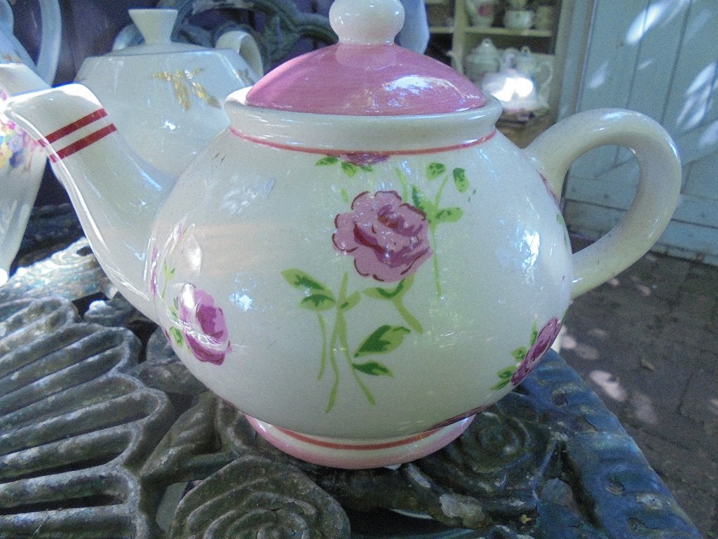 Bolle buik Theepot met roze rozen, Overige merken, Ophalen of Verzenden, Zo goed als nieuw, Aardewerk