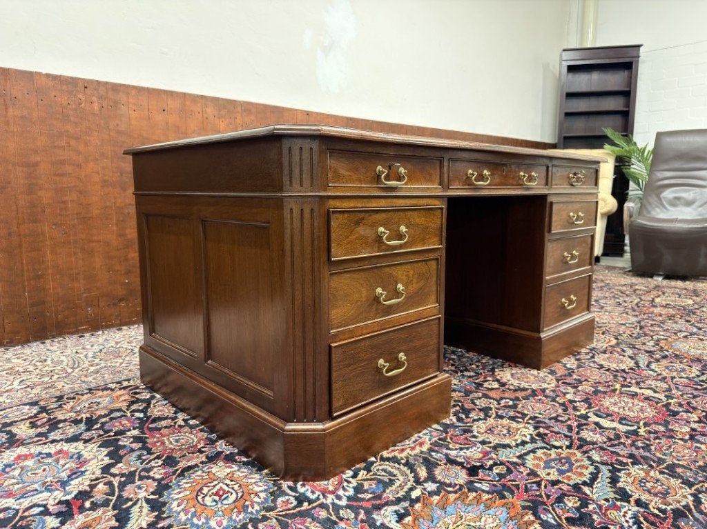 Foto 6 van Klassiek Engels Bureau met Bureaustoel