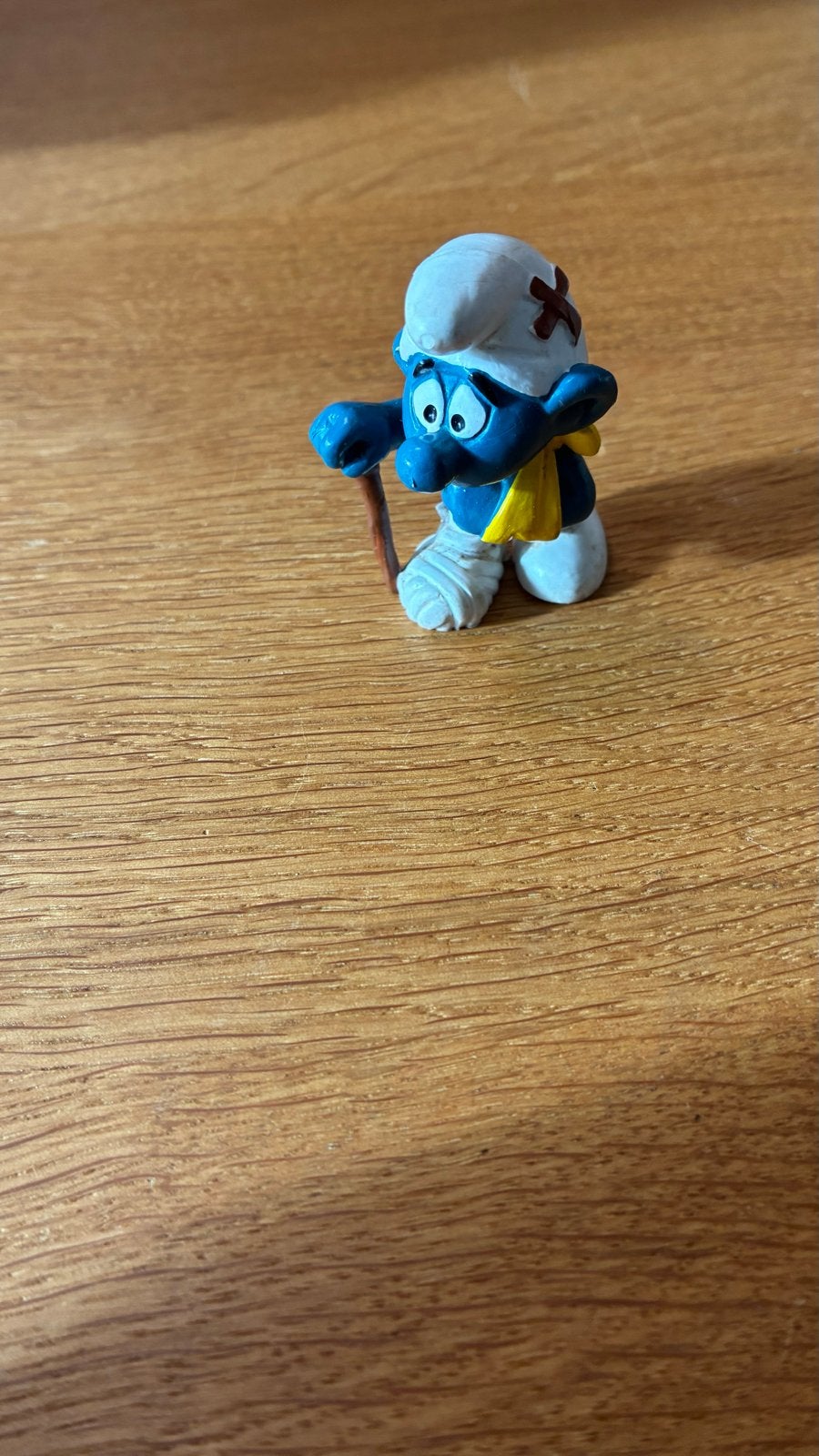 Gewonde Smurf met kruk (1978), Verzamelen, Ophalen of Verzenden, Gebruikt, Overige Smurfen, Poppetje, Figuurtje of Knuffel