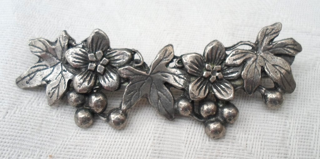 Verzilverd tin broche met bloemen en bessen., Ophalen of Verzenden, Zo goed als nieuw, Zilver, Overige materialen