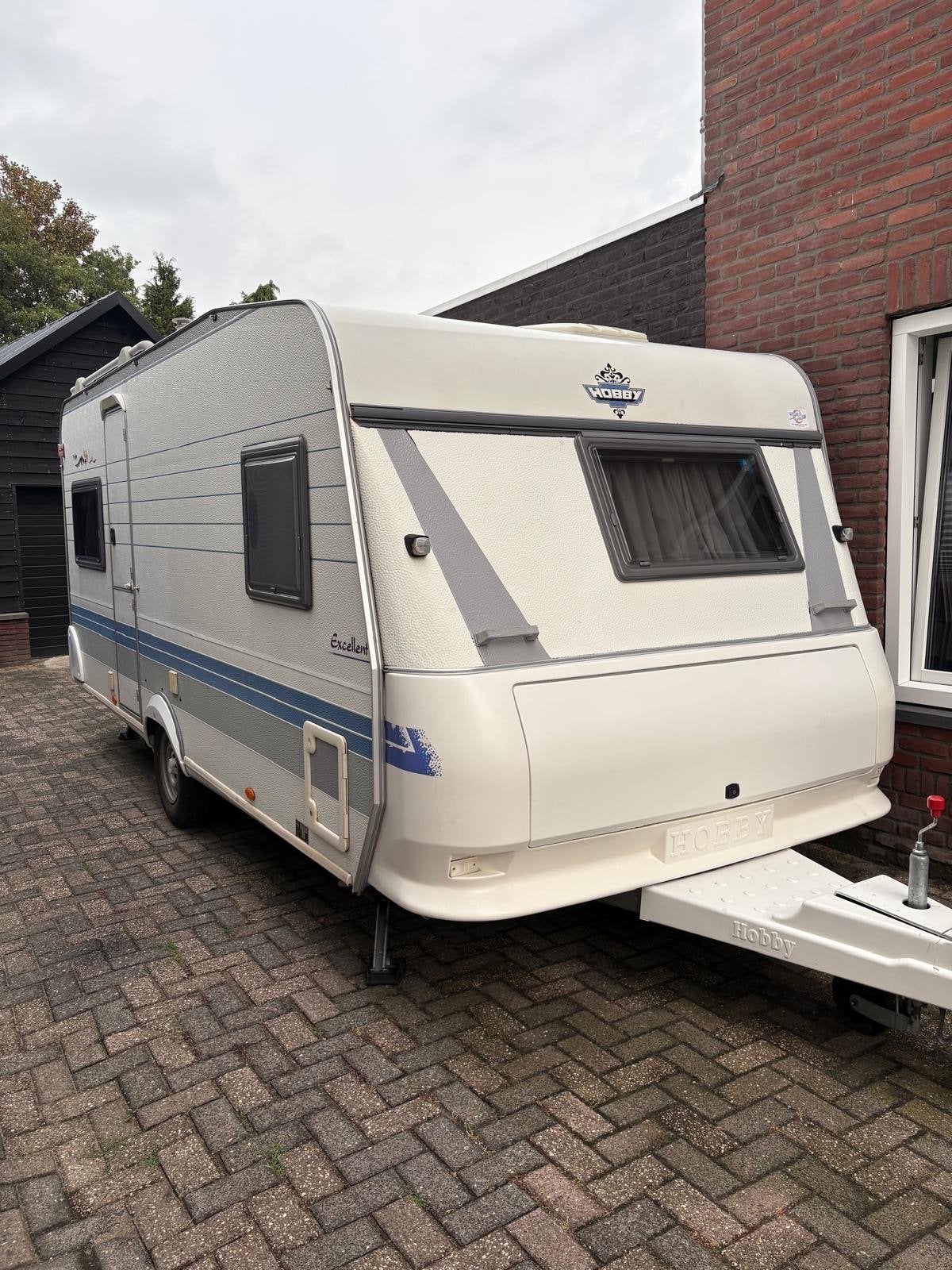 Hobby Excellent Easy 495 UFE met Dorema voortent en luifel, Vast bed, Rondzit, Hobby, Particulier