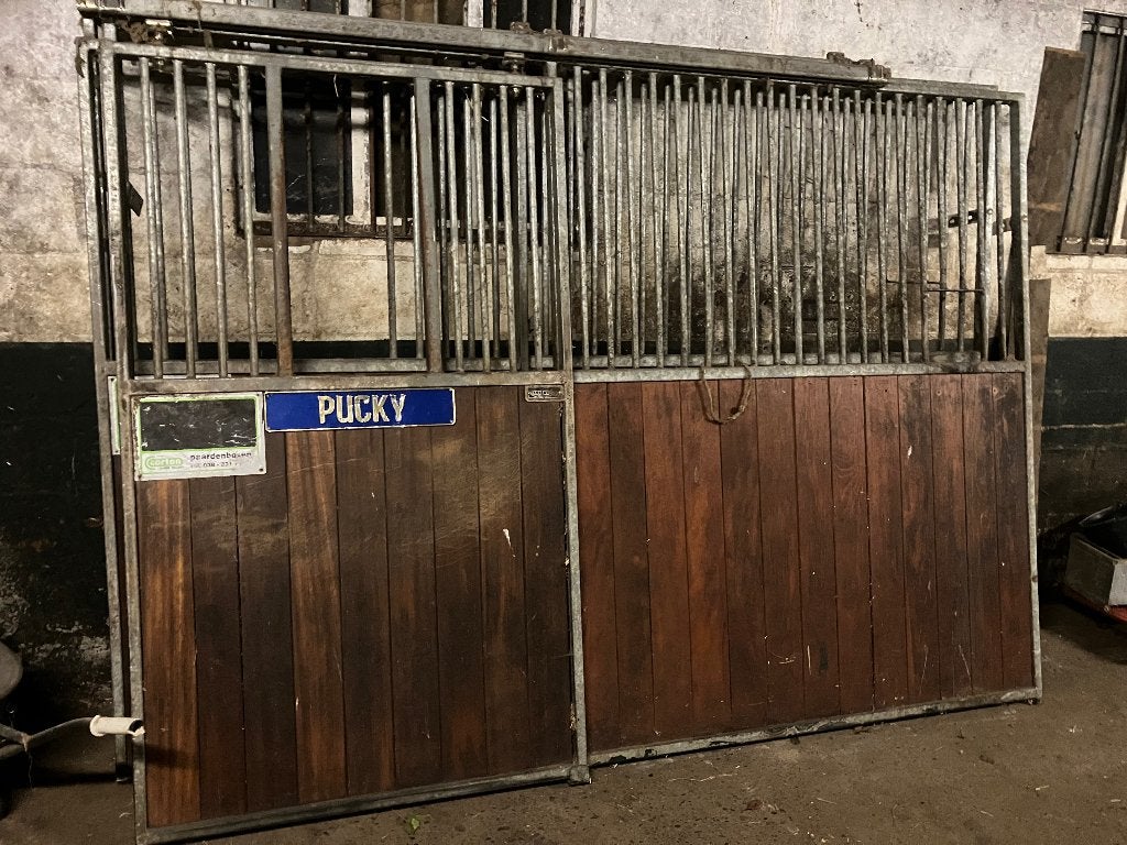 Paardenstal voorwand corton, Stalling
