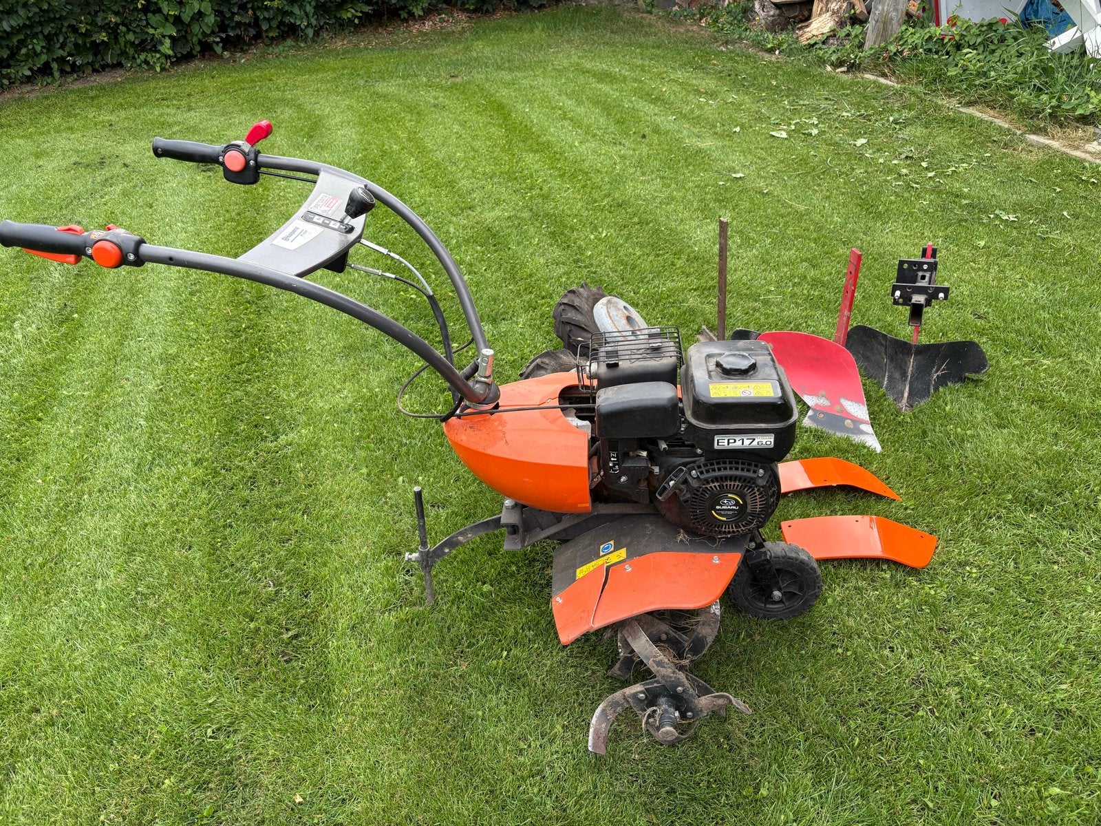 Krachtige tuinfrees met accessoires - Zo goed als nieuw, Ophalen, Zo goed als nieuw, Benzine