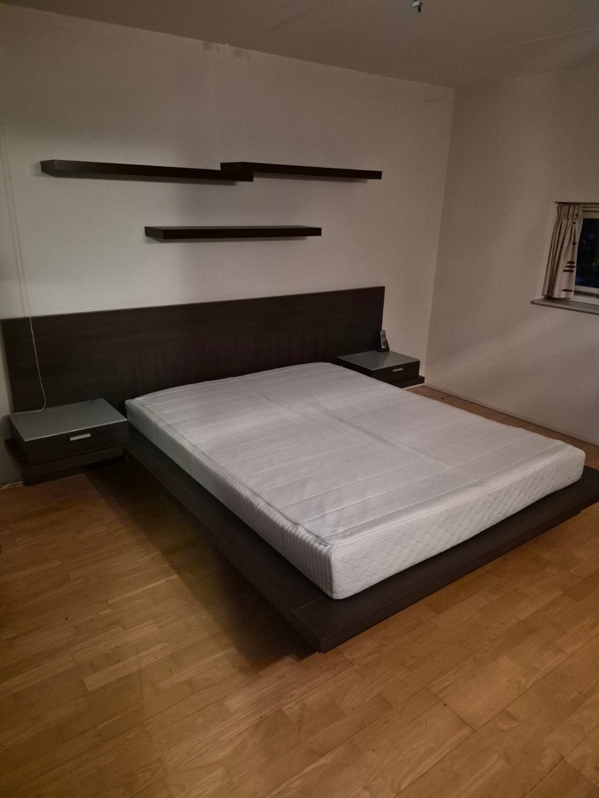 Foto 3 van Modern tweepersoonsbed met nachtkastjes