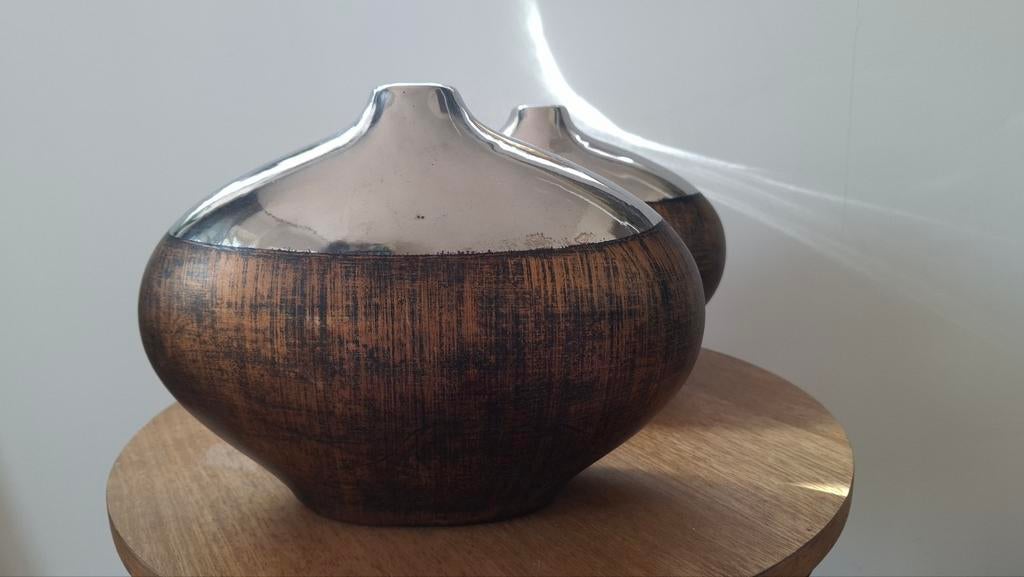 Twee siervazen, zilverkleurig en bruin, Ophalen, Overige kleuren, Glas, Minder dan 50 cm