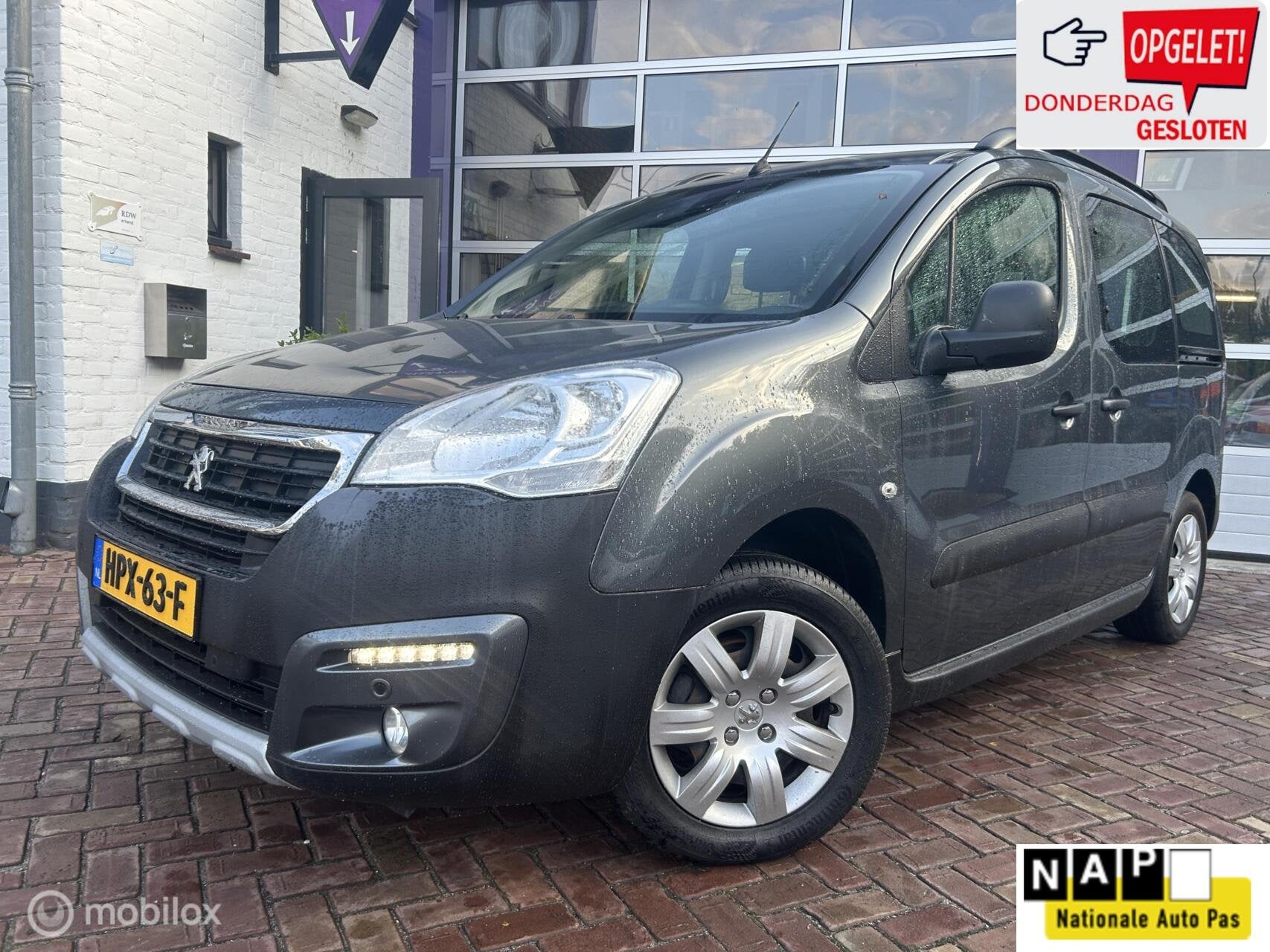 Peugeot Partner Tepee 1.2 PureTech Active * AIRCO * NAVI *, Auto's, Peugeot, Voorwielaandrijving, Stof, Gebruikt, 1199 cc