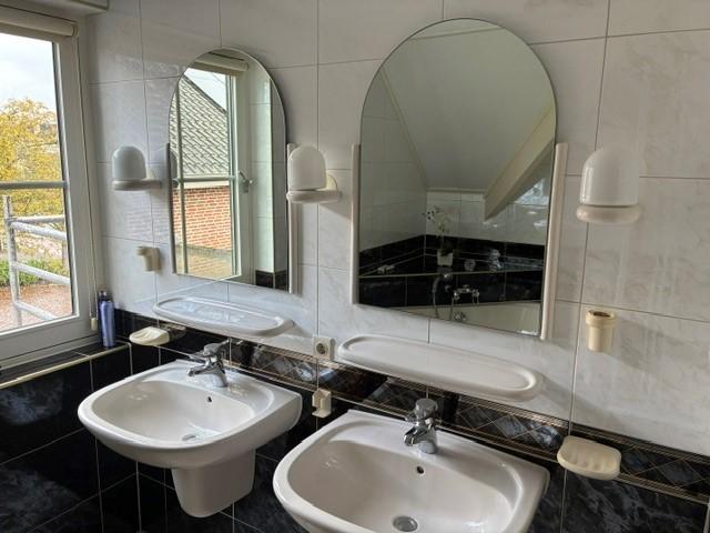 2 wastafels met kraan, 2x planchet, 2x spiegel en 3 lampjes, Doe-het-zelf en Verbouw, Sanitair, Ophalen, Gebruikt, Chroom, Wastafel