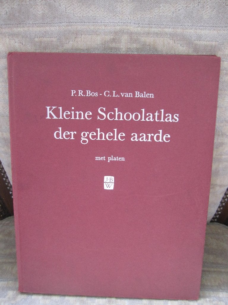 Kleine Schoolatlas der gehele aarde 1967 52e druk  bieden, Boeken, Gelezen, Overige atlassen, Ophalen of Verzenden, 1800 tot 2000
