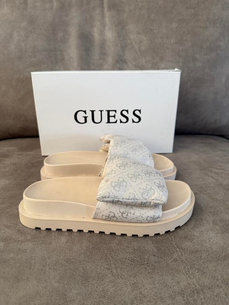 Guess Fabetzy Slippers, Kleding | Dames, Schoenen, Slippers, Beige, Ophalen of Verzenden, Zo goed als nieuw
