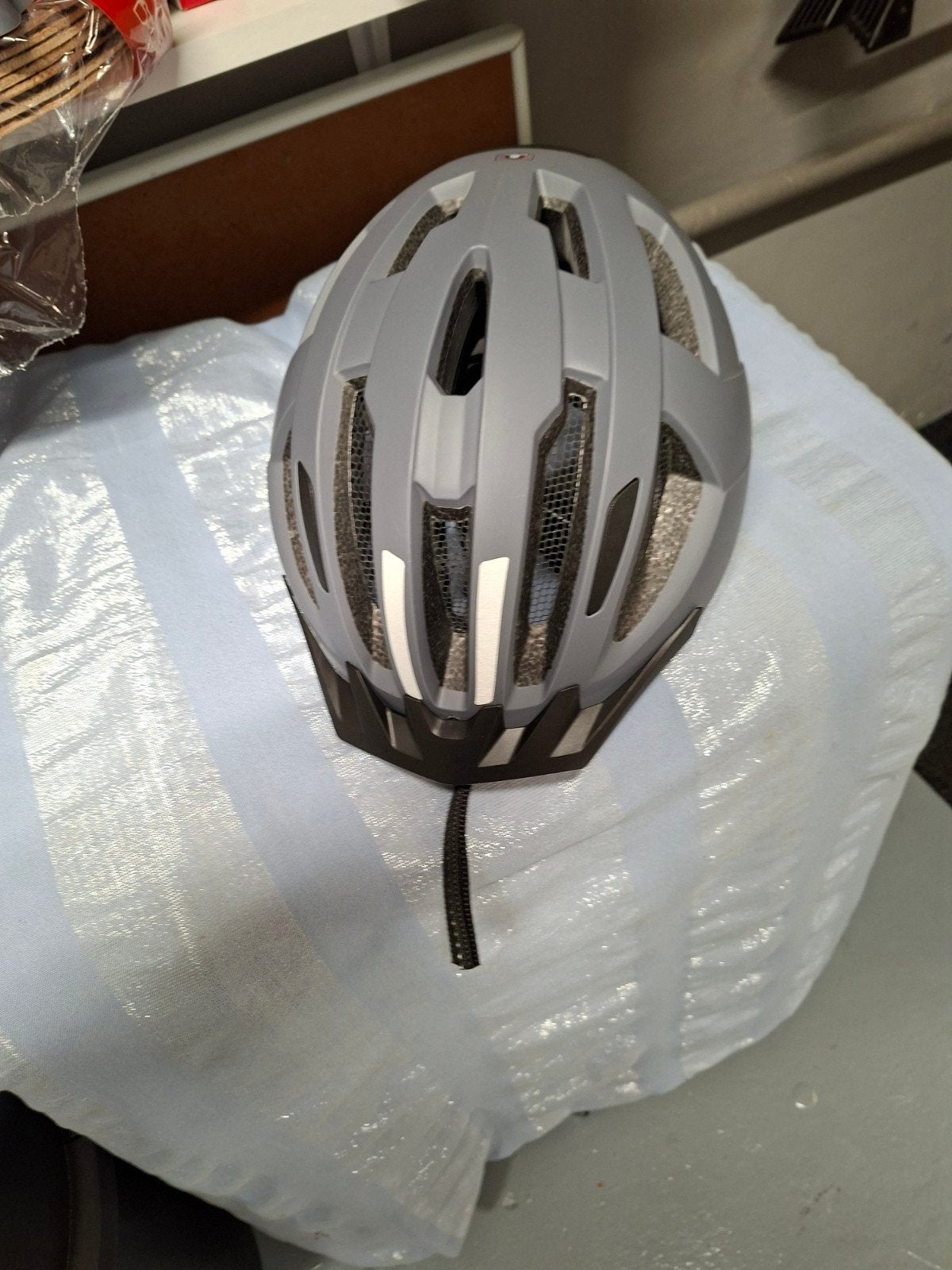 Fietshelm - Grijs - nieuw maat L XL, Fietsen en Brommers, Onbekend, Overige maten, Ophalen of Verzenden, Zo goed als nieuw