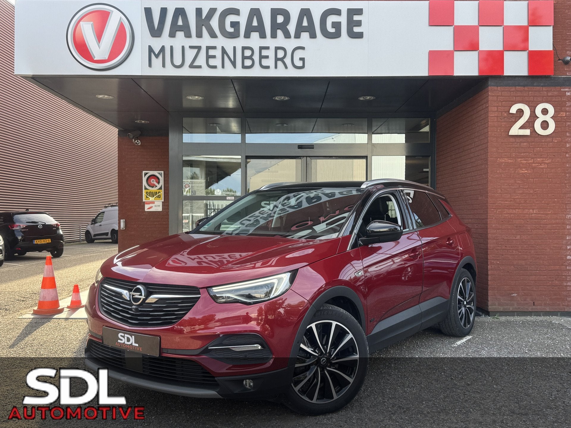 Opel Grandland X 1.6 Turbo Hybrid Ultimate // TREKHAAK // NA, Dealer onderhouden, Gebruikt, Zwart, 4 cilinders