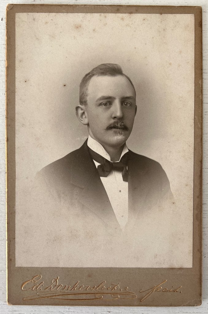 Kabinetkaart  Man met snor fotograaf Ed Donkersloot (1903), Gebruikt, Foto, Ophalen of Verzenden, Voor 1940