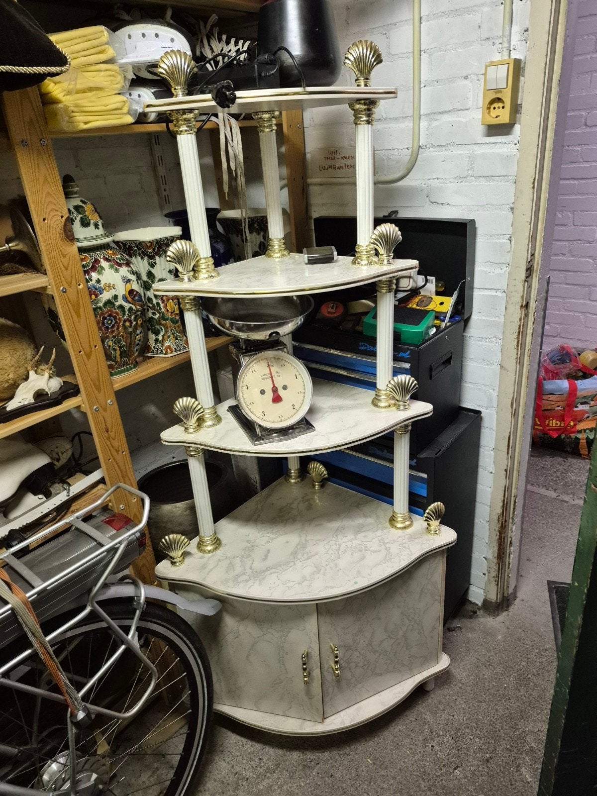 Decoratieve hoekkast met planken, marmerlook, Ophalen, Gebruikt
