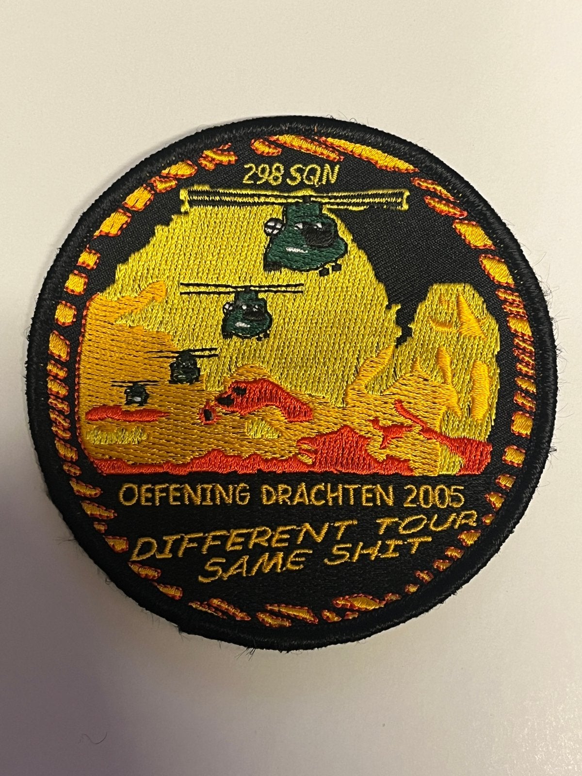 Patch RNLAF 298 SQN 2005 DIFFERENT TOUR SAME SHIT, Verzamelen, Verzenden, Luchtmacht, Nederland, Embleem of Badge