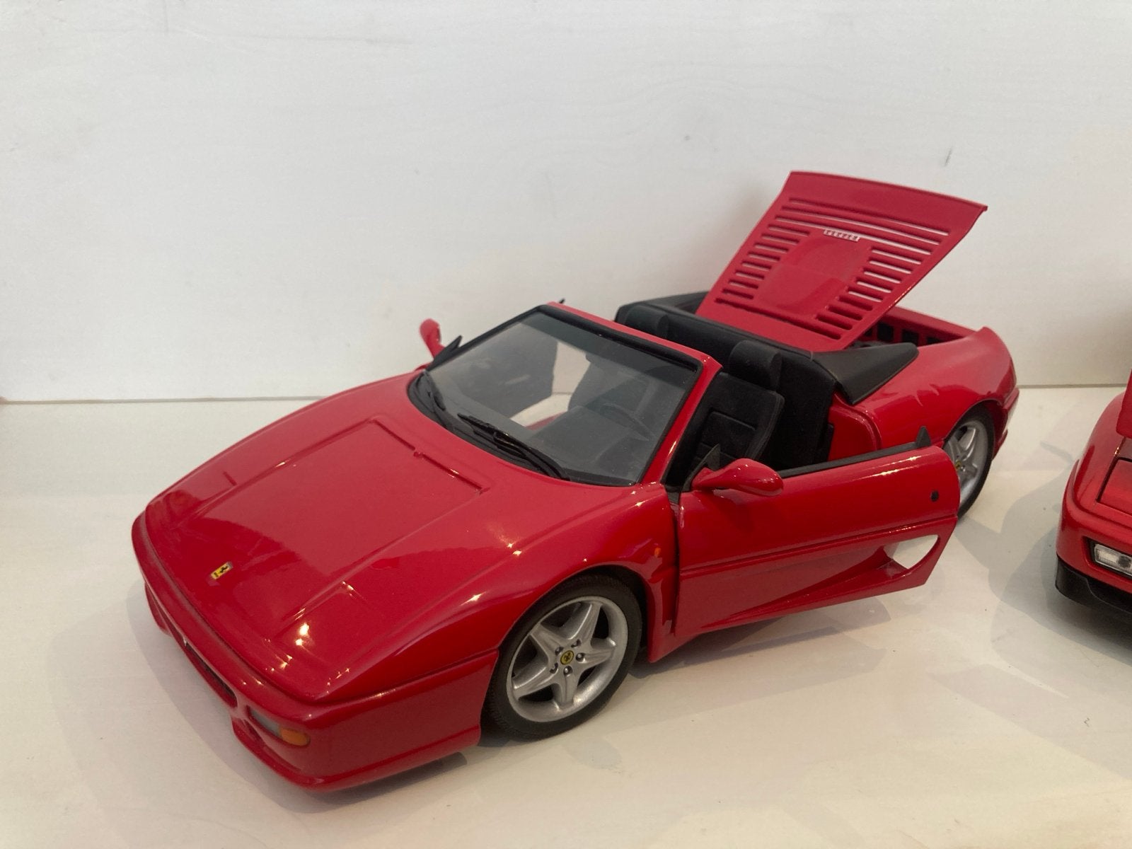 Ferrari 1:18 F355 en 2x Ferrari 348 ESCALA modelauto's, Hobby en Vrije tijd, Modelauto's | 1:18, Zo goed als nieuw, Auto, UT Models