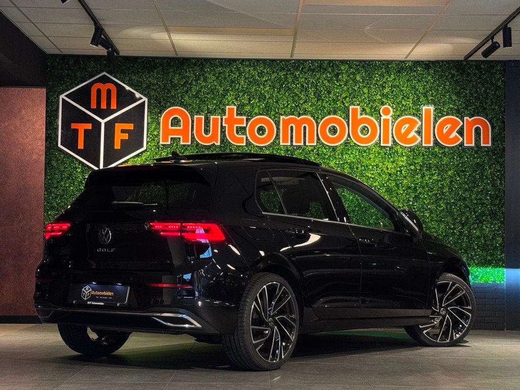 Volkswagen Golf 1.5 eTSI 150 PK |PANO|MATRIX|MASSAGE|HUD|BOM, Stof, 4 cilinders, Zwart, Bedrijf