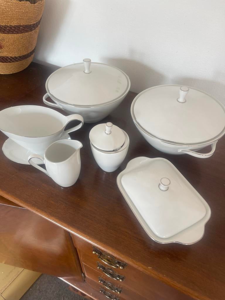 Wit porseleinen servies met zilveren rand - compleet, Ophalen of Verzenden, Zo goed als nieuw, Effen, Porselein