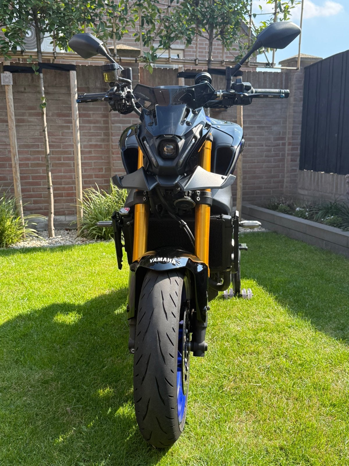 Yamaha MT-09 SP 2022 lage kmstand en vol dikke accessoires!, Particulier, Naked bike