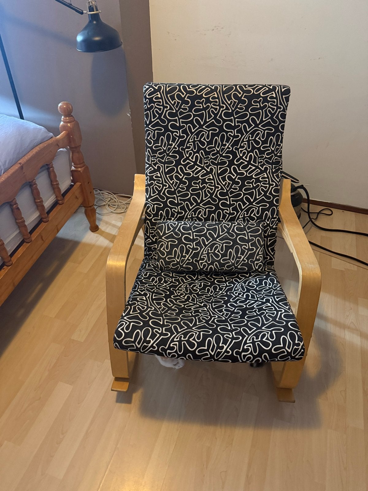 Ikea schommelstoel met zwart-wit kussen, Huis en Inrichting, Stoelen, Ophalen, Gebruikt, Zwart, Eén