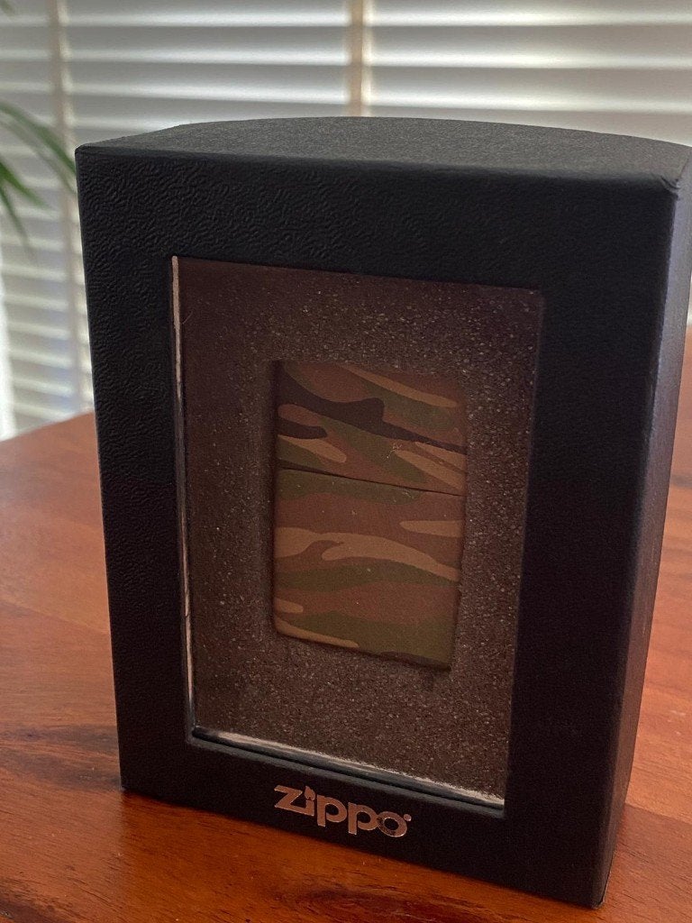 ZIPPO TESTSAMPLE !!!  CAMOUFLAGE POWDER COADTED, Ophalen of Verzenden, Nieuw, Aansteker