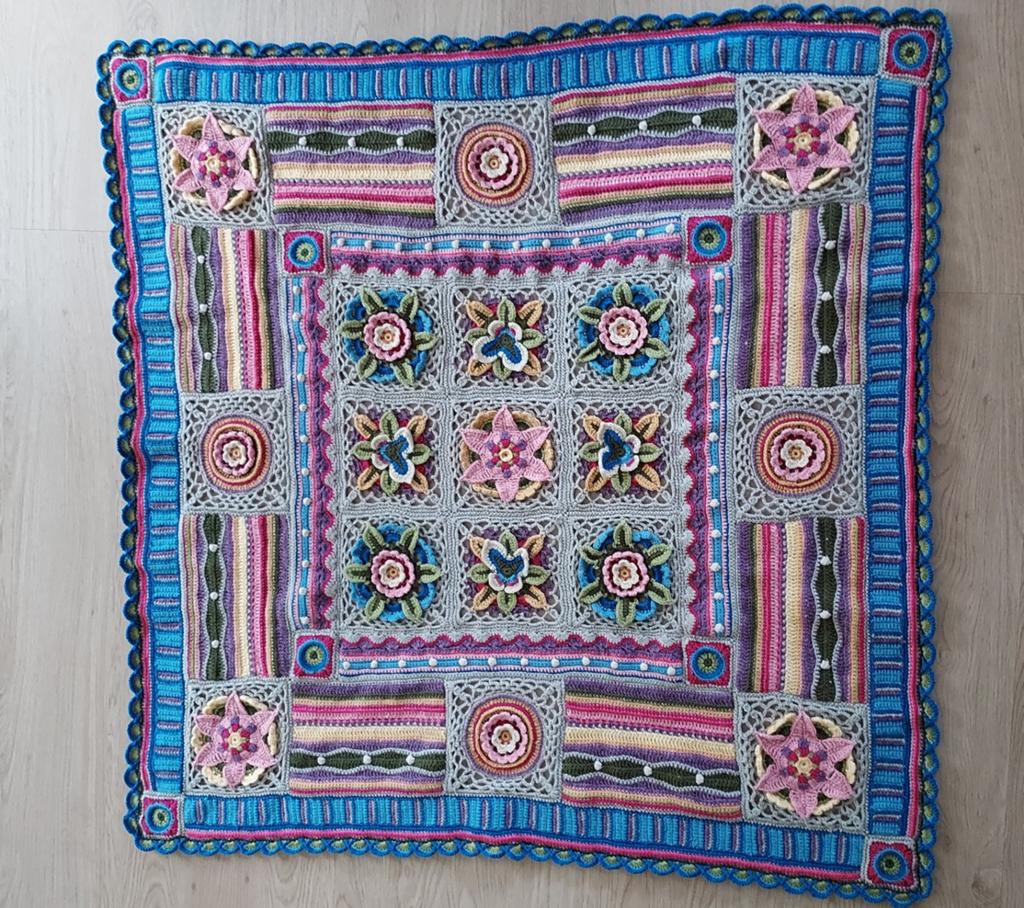 Gehaakte deken met bloemen en vlinders, Ophalen of Verzenden, Nieuw, Haken, Wol of Garen