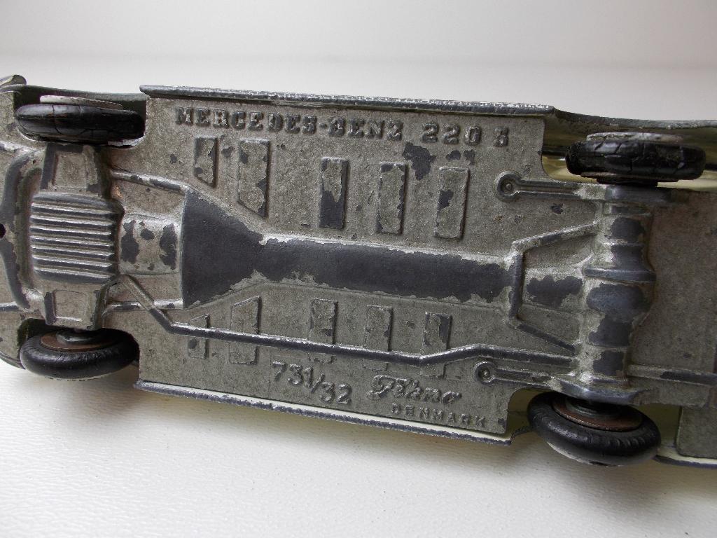 1963 Tekno Denmark 730 MERCEDES-BENZ 220-S AMBULANCE i.g.st., Hobby en Vrije tijd, Modelauto's | 1:43, Ophalen of Verzenden, Zo goed als nieuw
