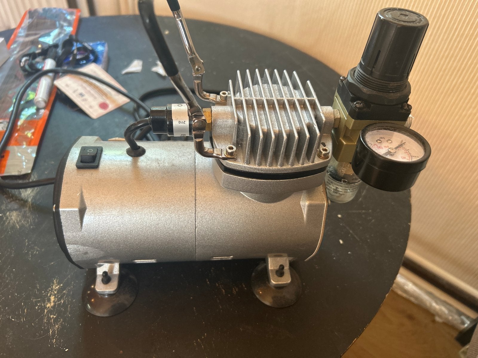 Compacte Airbrush Compressor met Drukregelaar, Ophalen, Zo goed als nieuw, Minder dan 200 liter/min, Olievrij