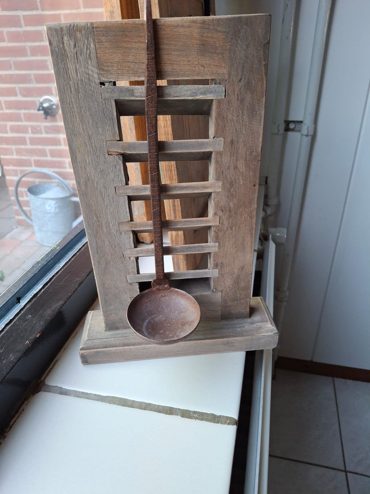 Decoratieve houten standaard met metalen lepel, Ophalen