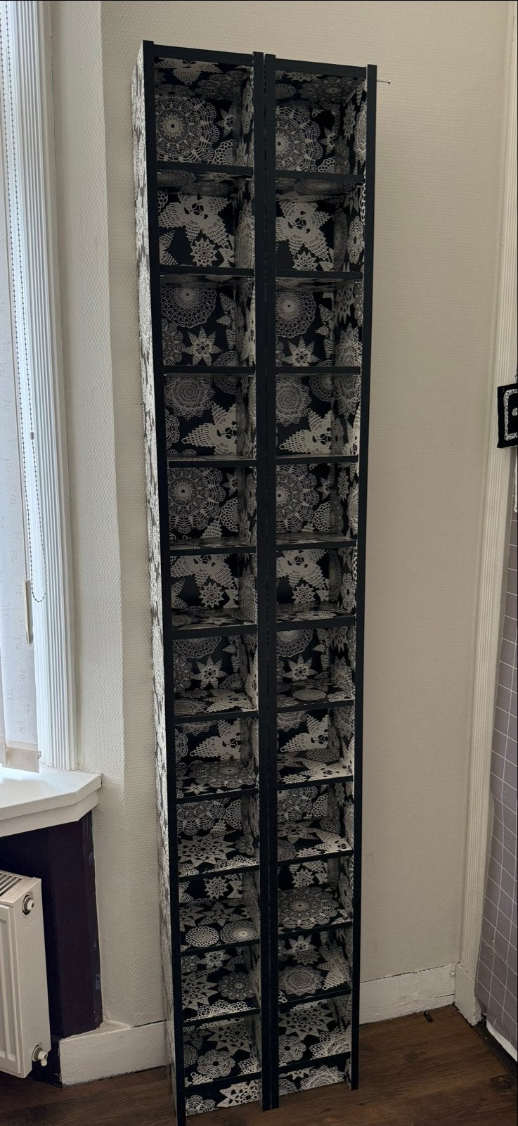 Smalle zwarte cd kasten met decoratieve achterwand, Ophalen, Met plank(en), Minder dan 50 cm, Gebruikt