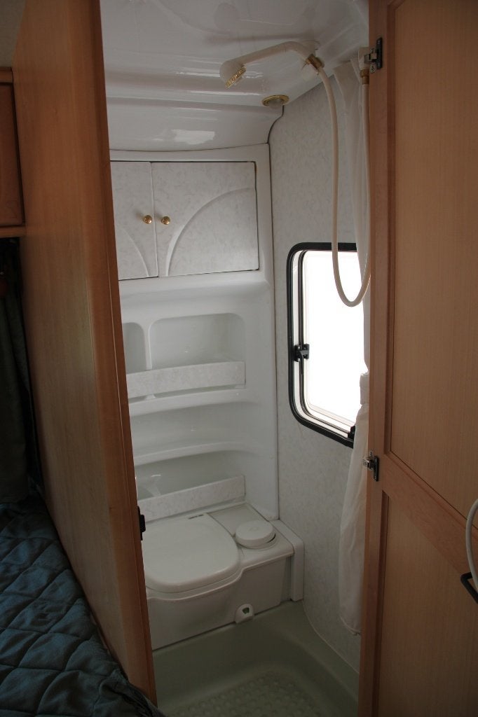 Foto 10 van caravan met stapelbed airco mover