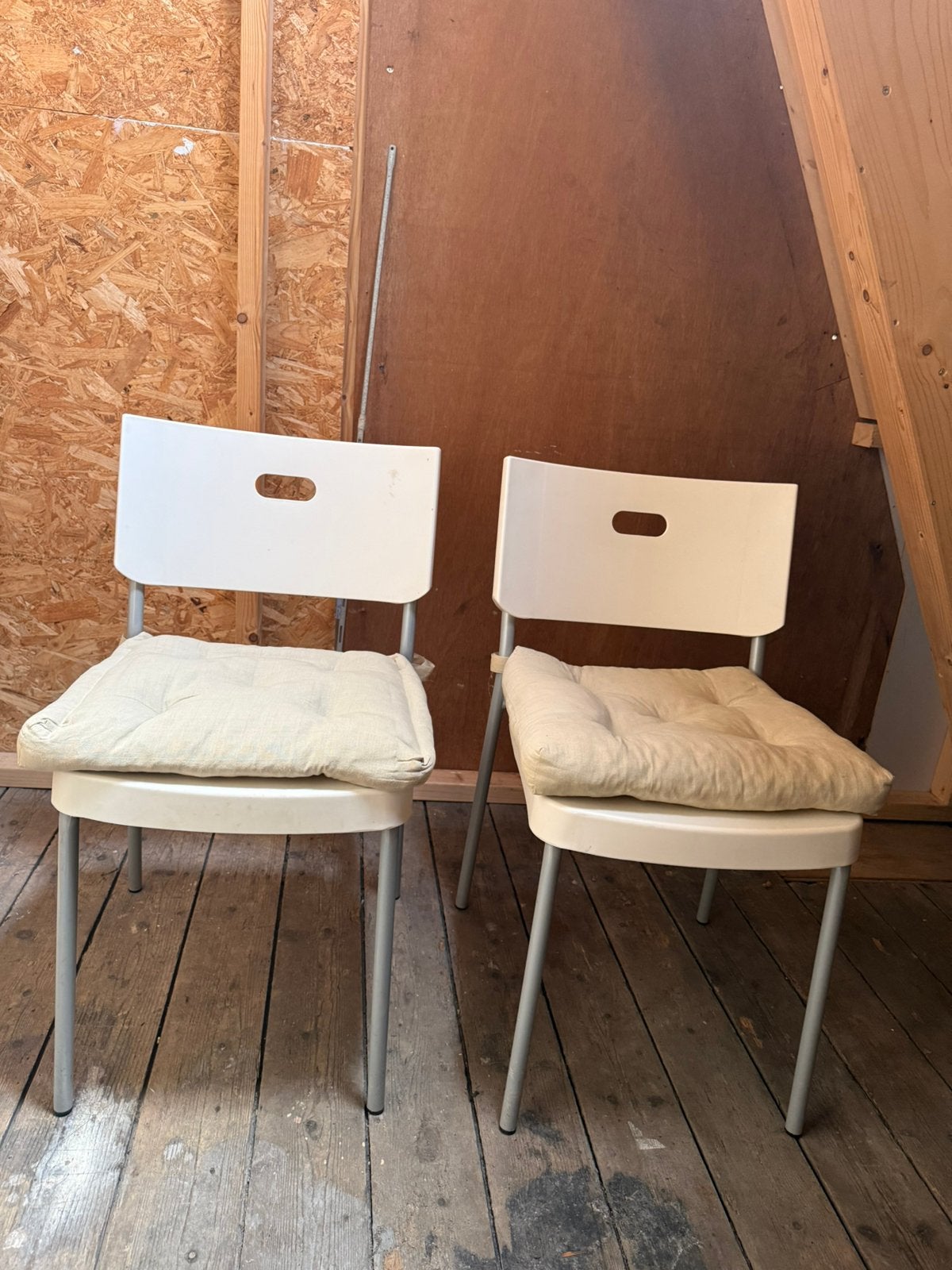 IKEA wit plastic stoelen met beige kussens, zeer goede staat, Huis en Inrichting, Ophalen, Kunststof, Twee, Wit