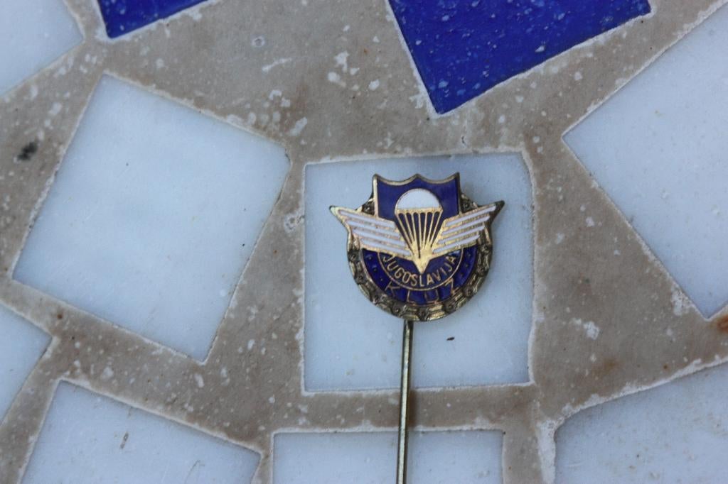 Mooie oude militaire pin Jugoslavija Franjo Kluz emaille, Ophalen of Verzenden, Gebruikt, Overige onderwerpen, Speldje of Pin