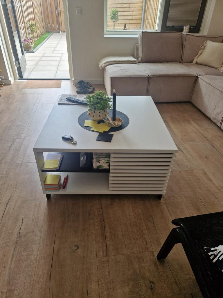 Moderne witte salontafel met opbergruimte, Huis en Inrichting, Tafels | Salontafels, Zo goed als nieuw, Minder dan 50 cm, Rechthoekig