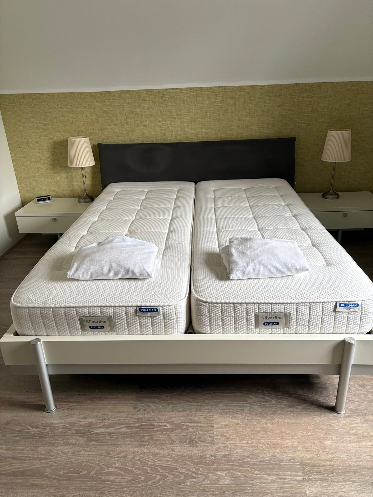 Ledikant 160 cm met 2 nachtkastjes en Pullman matrassen, Ophalen, Verstelbaar, Tweepersoons, Zo goed als nieuw
