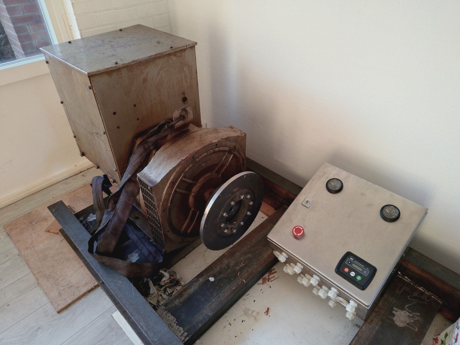 Scheepsgenerator / Stamford alternator met DSE besturing, Ophalen
