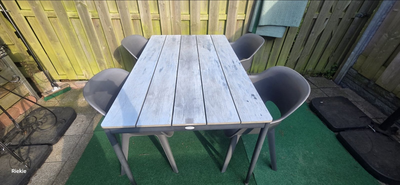 Mooie kunststof tuinset met metalen poten, Tuin en Terras, Tuinsets en Loungesets, Ophalen, 4 zitplaatsen, Kunststof, Gebruikt