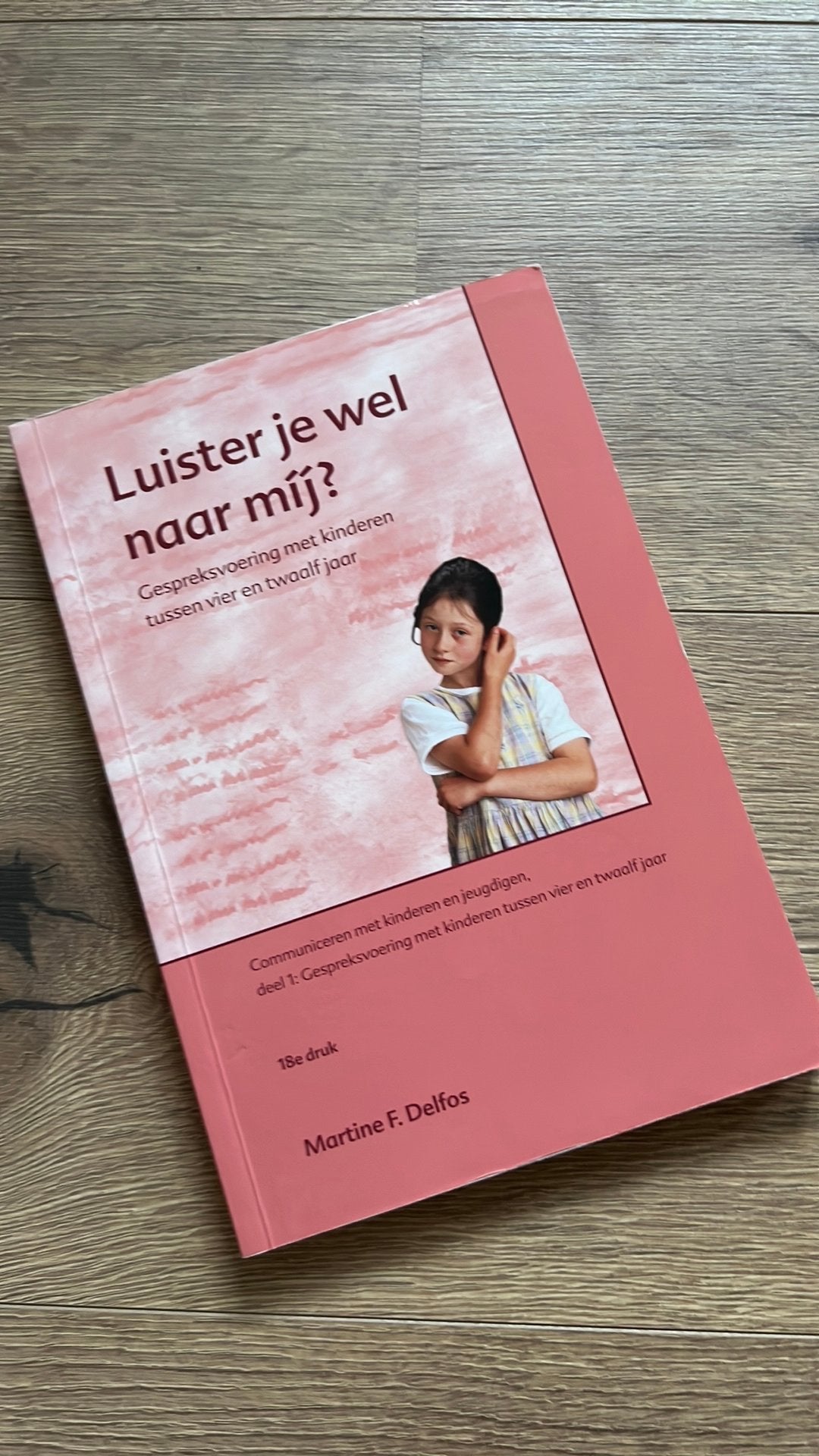 Martine Delfos - Luister je wel naar mij?, Boeken, Ophalen of Verzenden, Zo goed als nieuw, Martine Delfos