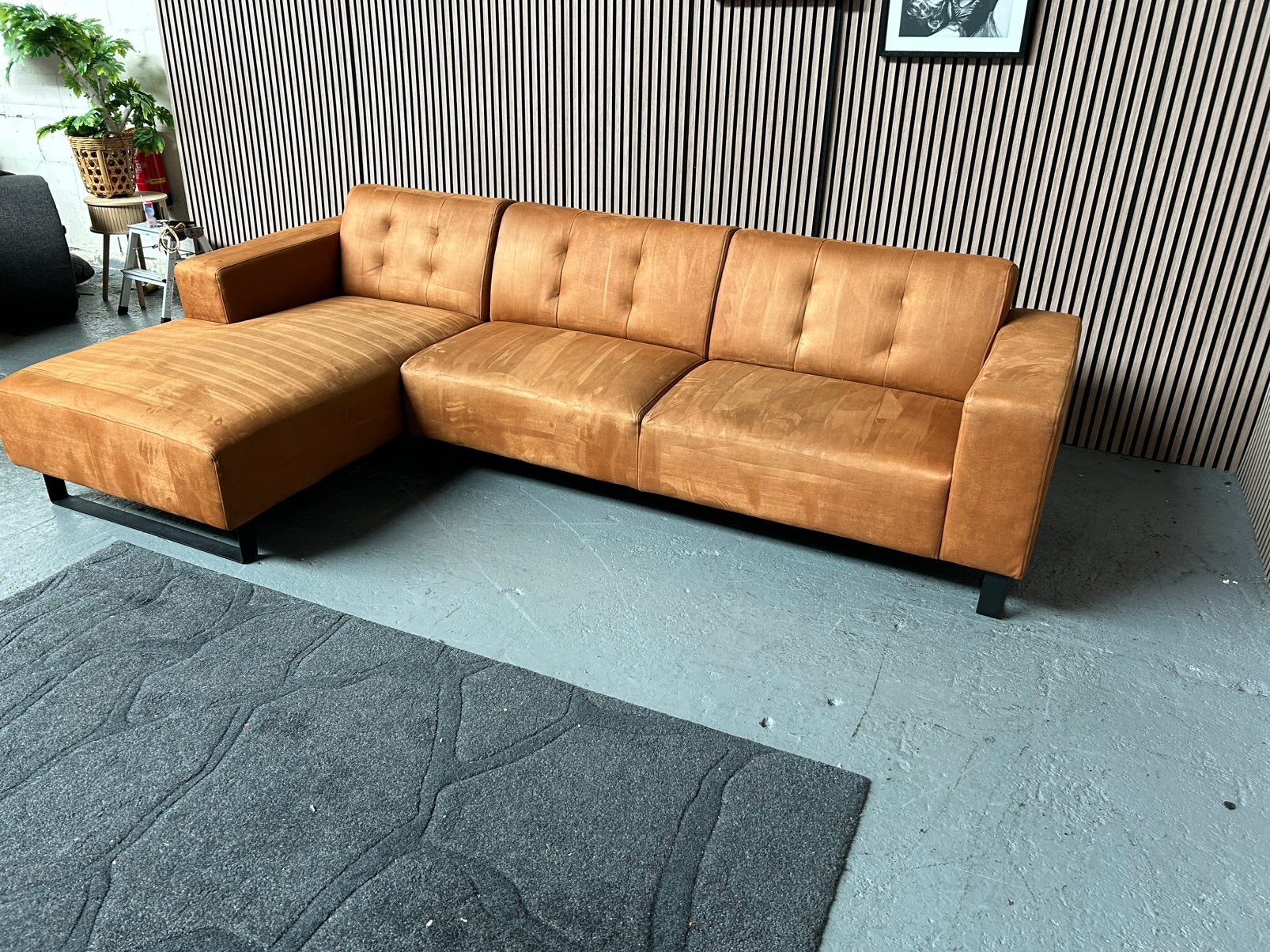 GRATIS LEVERING Loungebank Cognac 304X164 GEREINIGD, Huis en Inrichting, Modern loungebank den bommel cognac, Hoekbank, 300 cm of meer
