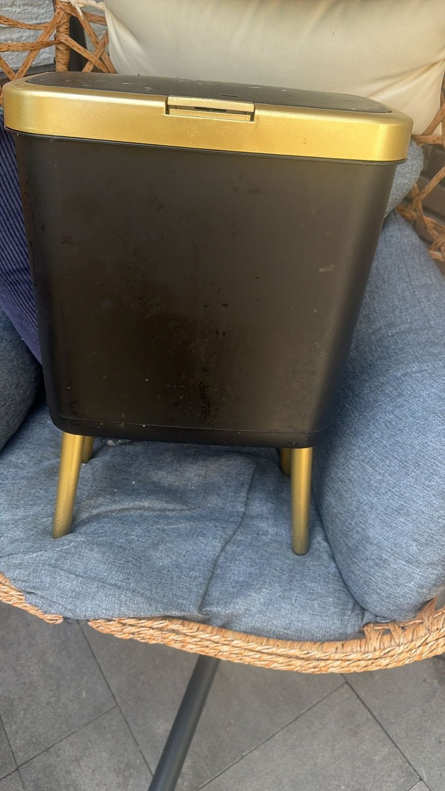 Stijlvolle zwarte prullenbak met gouden accenten, Kunststof, Ophalen of Verzenden, Modern, Gebruikt