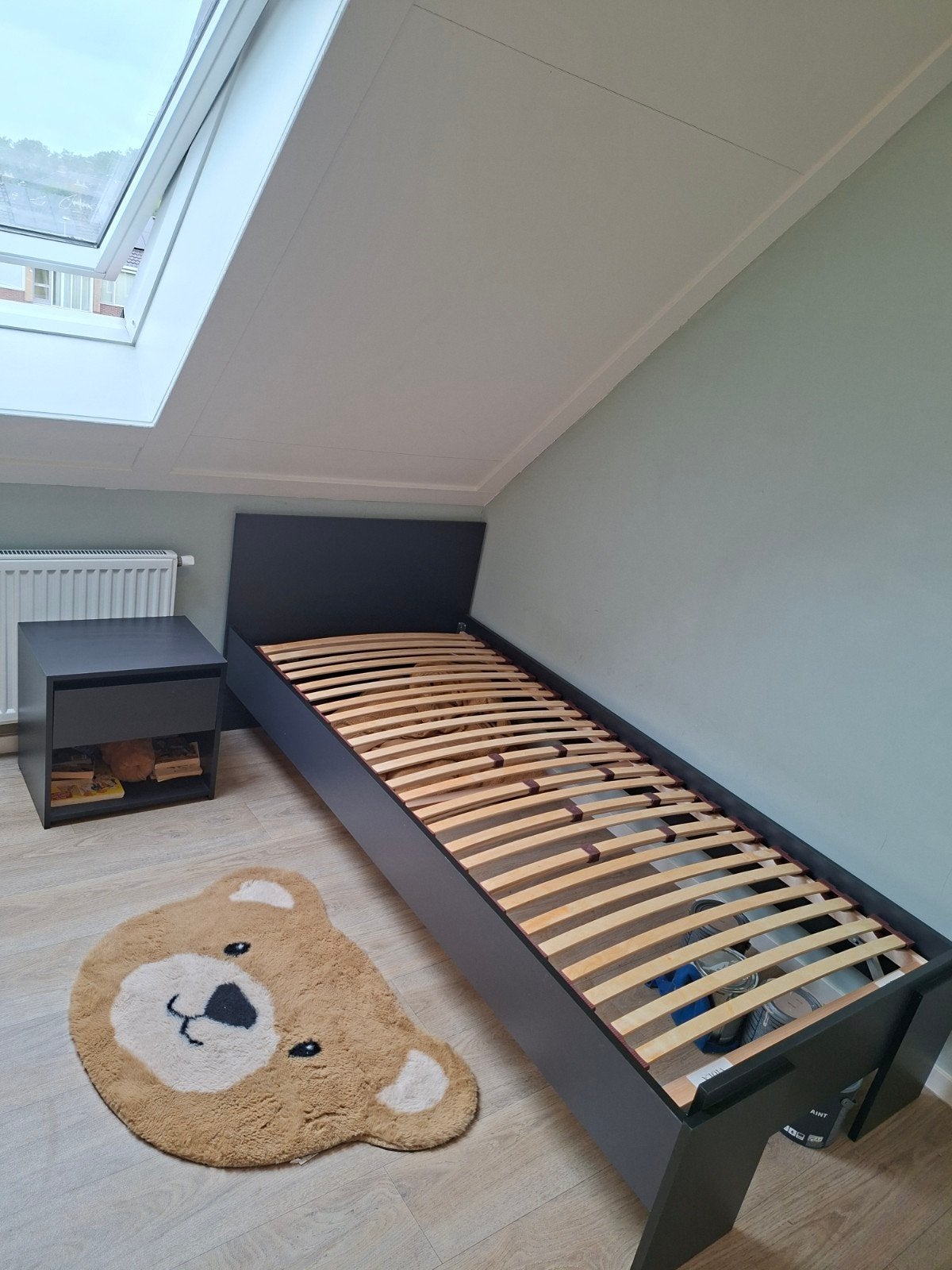 Mooi eenpersoons bed met nachtje kastje. Net een jaar oud, Ophalen, Overige materialen, 90 cm, Eenpersoons